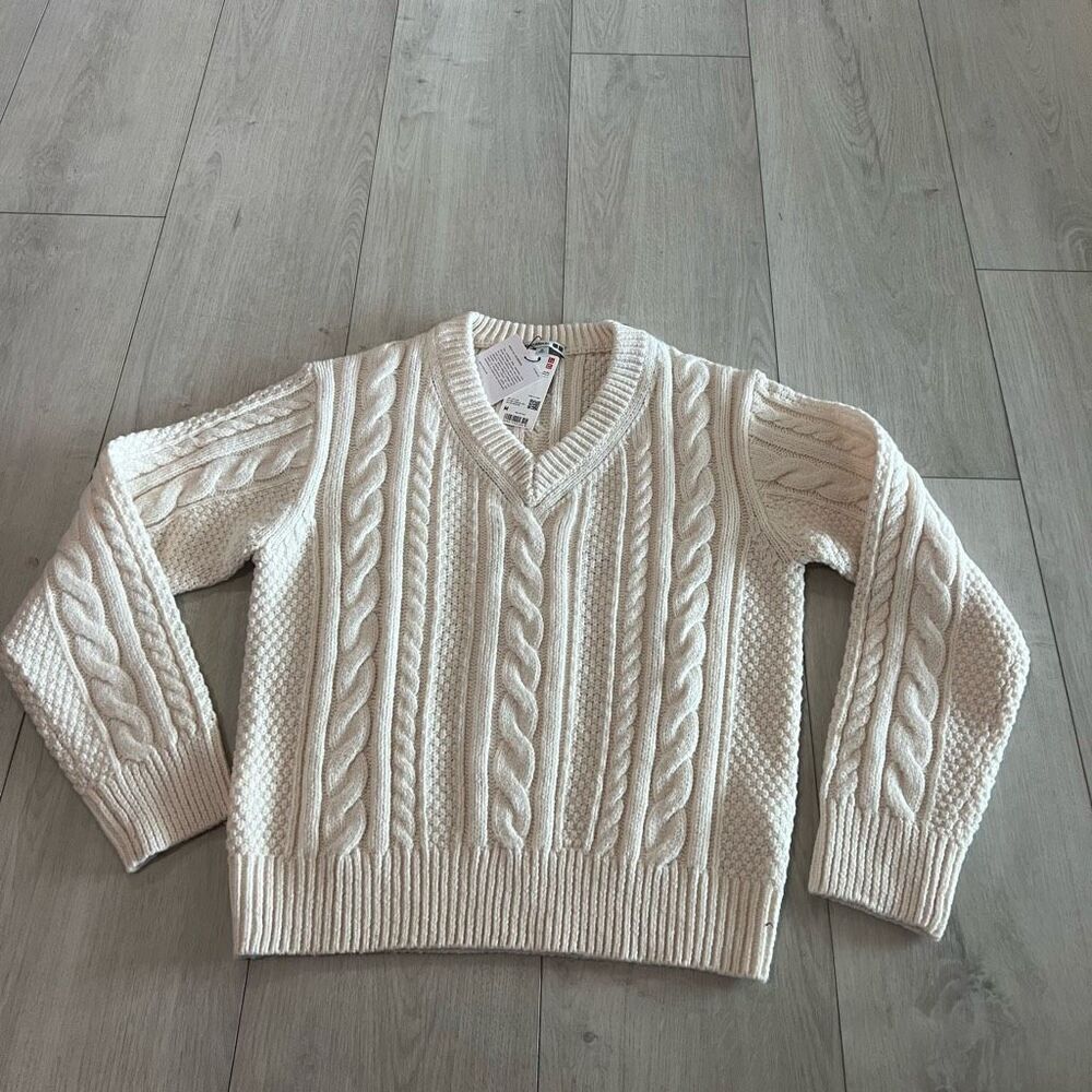 jWanderson women cable v neck sweater size m